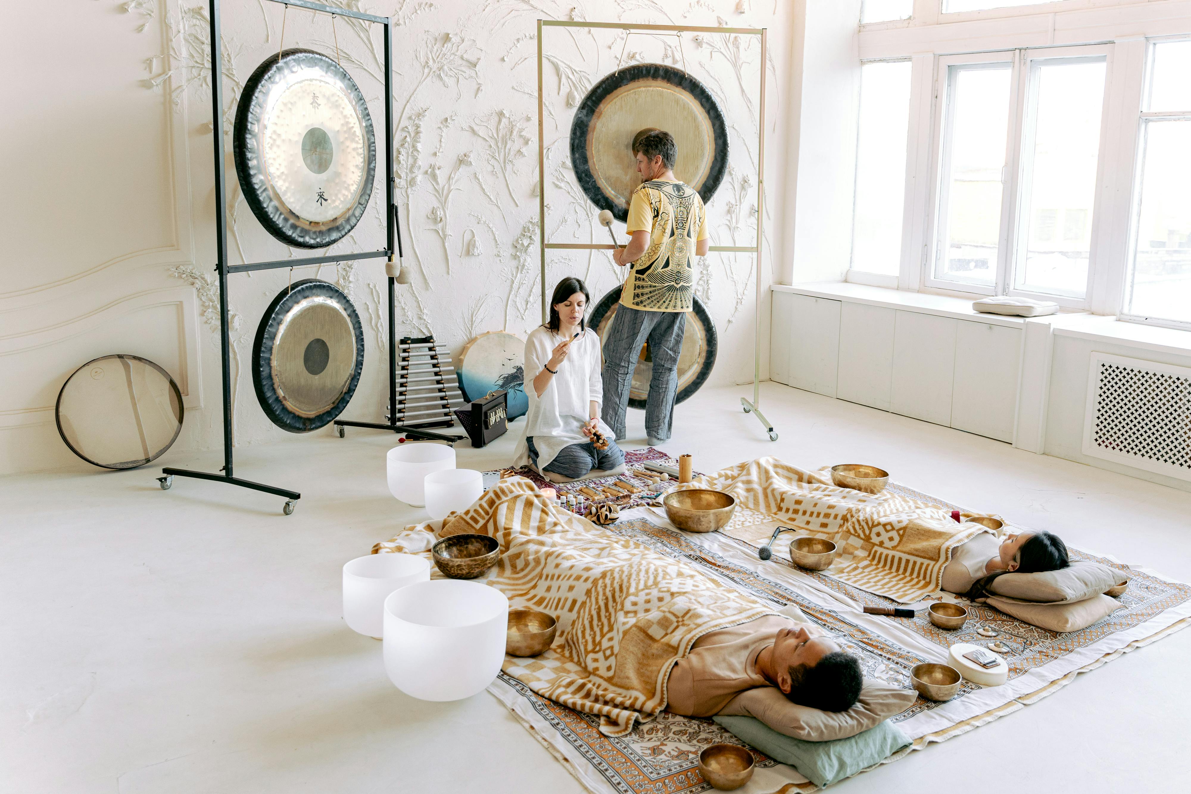 How to Use Singing Bowls for Sound Baths (a 2024 guide) – Soothee
